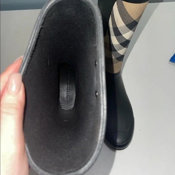 Lightly worn Burberry rain boots! - Picture 5 of 9
